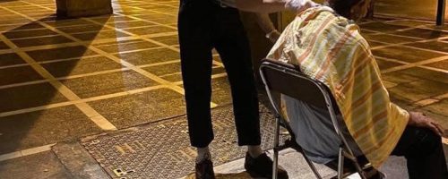 Tρεις κουρείς βγήκαν χτες βράδυ στους δρόμους της Αθήνας