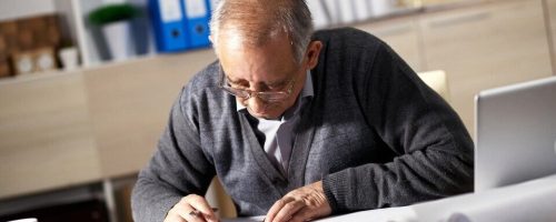 O 91 ετών ιδρυτής που ξεφόρτωνε φορώντας το κολλαριστό του κοστούμι